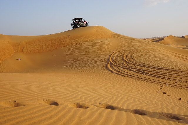 4x4 au sommet d'une dune dans le désert