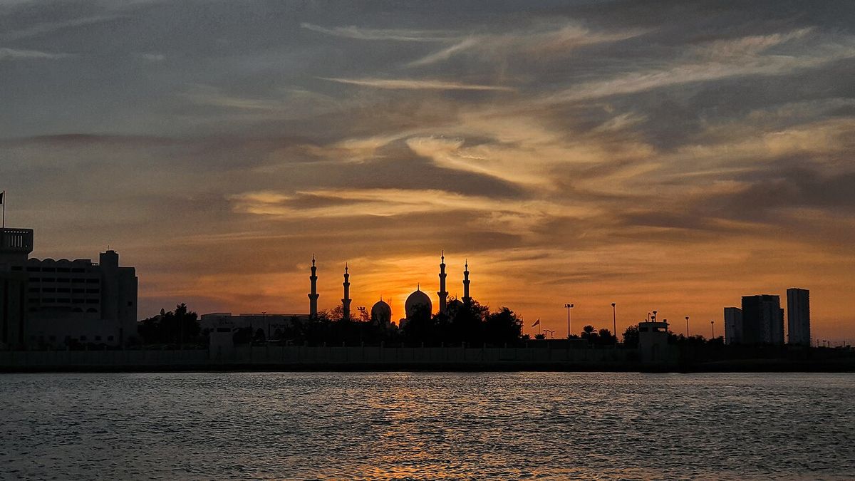 Sheikh Zayed Grand Mosque at sunset