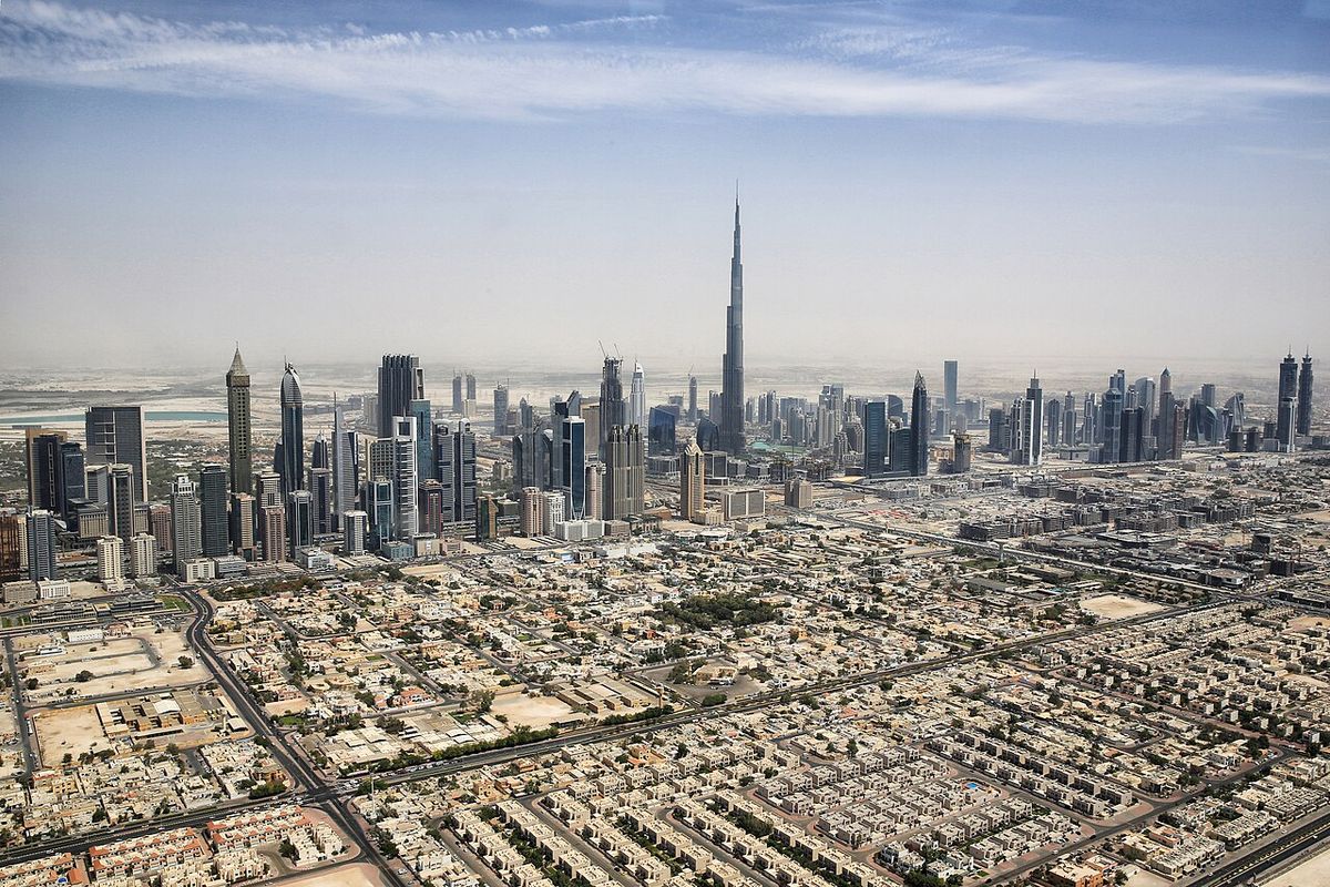 Dubaï et le Burj Khalifa au-dessus de la ville