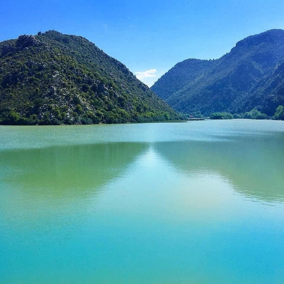 Turquoise lake surrounded by mountains
